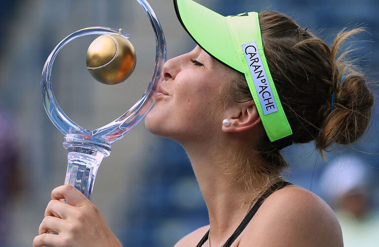 belinda-bencic-toronto-trophy_3338489
