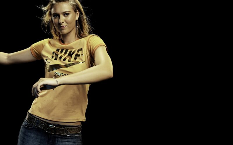 _Maria_Sharapova_in_a_Nike_T-shirt_054309_