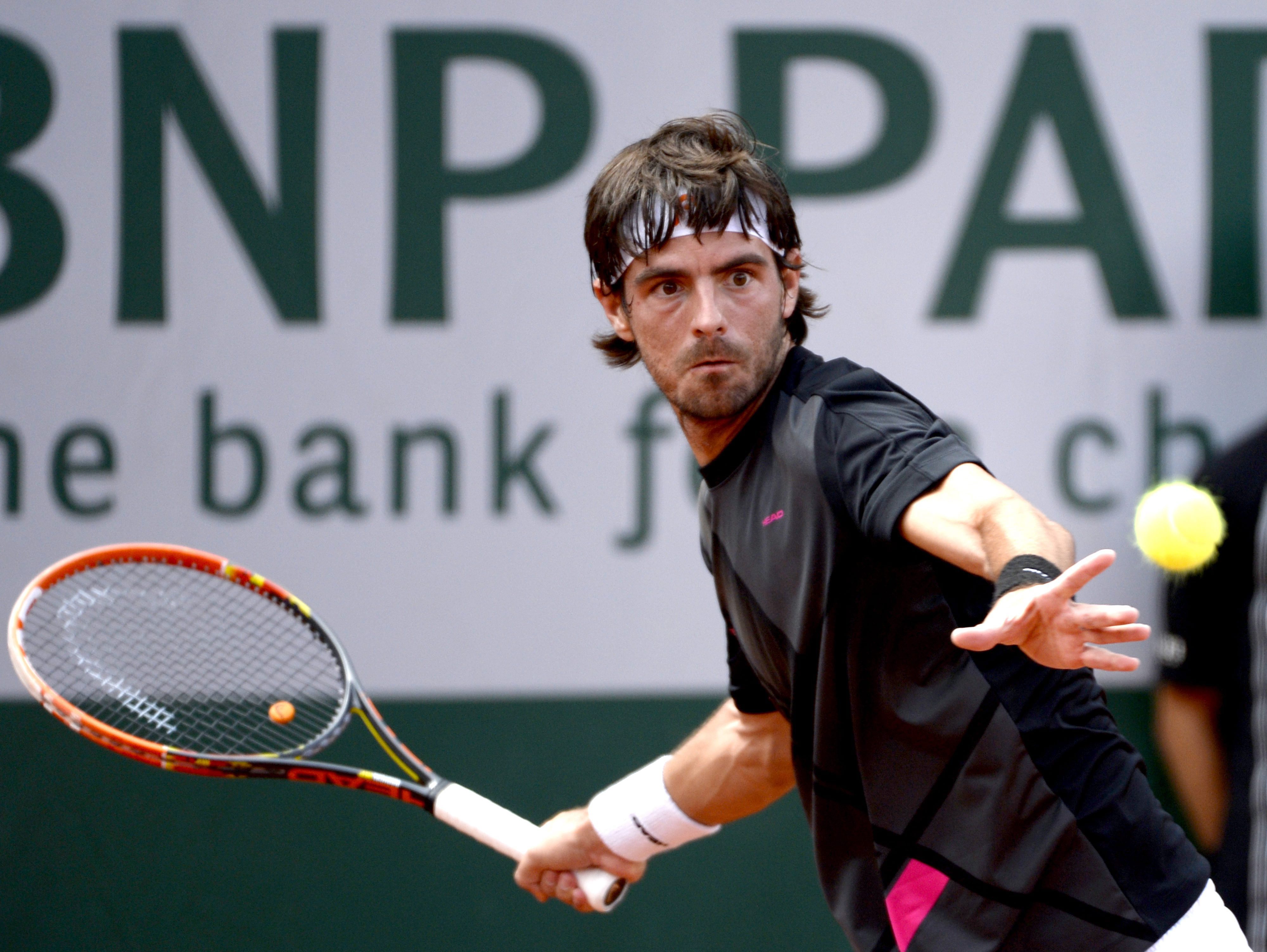epa04767143 Gastao Elias of Portugal in action against Benoit Paire of France during their first round match for the French Open tennis tournament at Roland Garros in Paris, France, 25 May 2015.  EPA/CAROLINE BLUMBERG