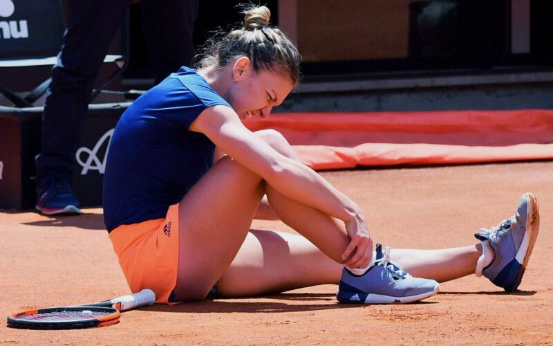 Simona Halep subito dopo l'infortunio