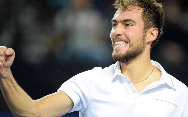 Jerzy Janowicz  upsets Gilles Simon to reach the final in Montpellier.