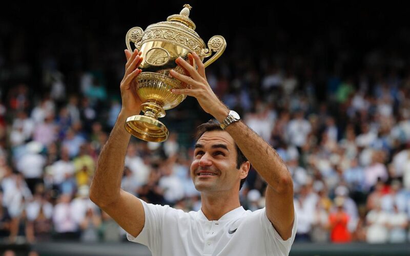 roger-federer-wimbledon-trophy (1)