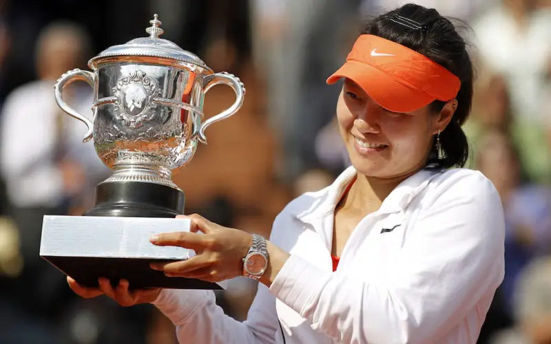 Li Na of China raises the trophy after winning her women's final against Francesca Schiavone of Italy at the French Open tennis tournament at the Roland Garros stadium in Paris June 4, 2011.          REUTERS/Charles Platiau (FRANCE  - Tags: SPORT TENNIS)