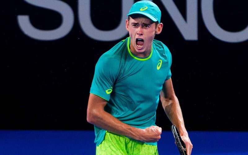 Alex De Minaur in azione a Brisbane