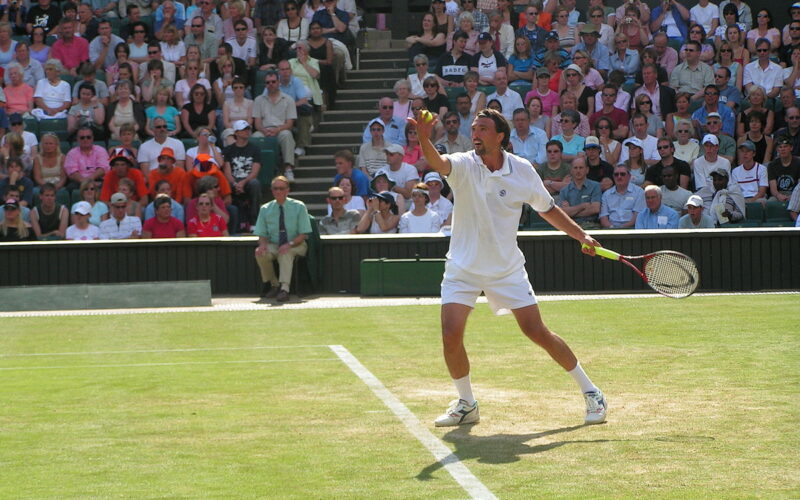 1200px-Goran_Ivanisevic_serve_Wimbledon_2004