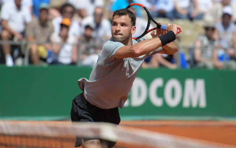 Grigor Dimitrov mentre sta per eseguire una splendida volee in tuffo, uno dei colpi pi� belli di giornata