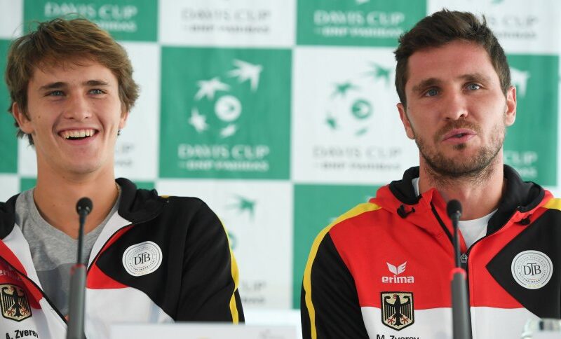 Die Brüder Alexander (l) und Mischa Zverev lachen am 31.01.2017 während einer Pressekonferenz in Frankfurt am Main (Hessen). In der Erstrunden-Partie des Tennis Davis Cup trifft Deutschland vom 03.-05.02.2017 in der Fraport-Arena auf Belgien. Foto: Arne Dedert/dpa +++(c) dpa - Bildfunk+++