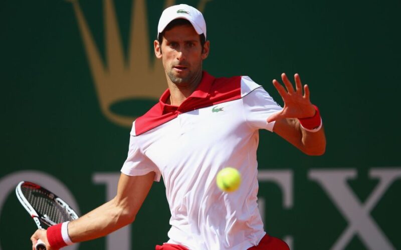 Novak Djokovic durante il suo match di esordio a Montecarlo