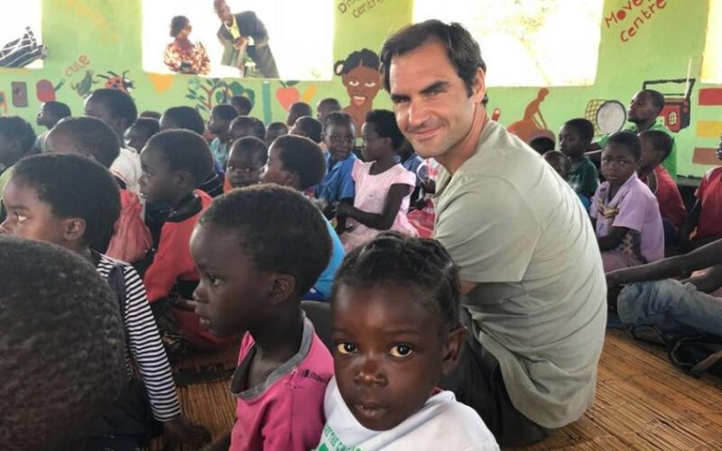 Roger Federer assiste a una lezione in una scuola nello Zambia