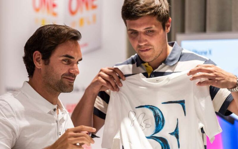 Roger Federer autografa la maglietta ad un tifoso