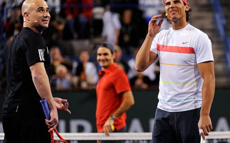 Agassi e Nadal (con Federer sullo sfondo) durante un match di esibizione