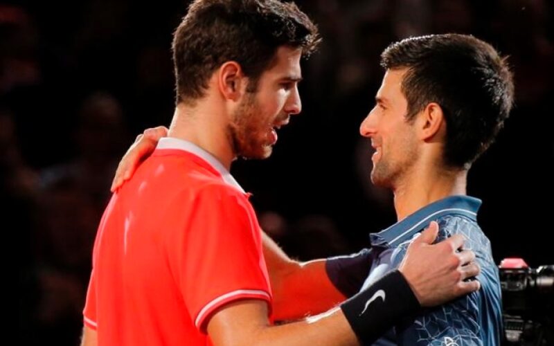 L'abbraccio fra Khachanov e Djokovic subito dopo il match point