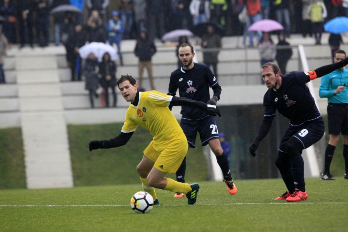 Dominic Thiem mentre gioca a calcio
