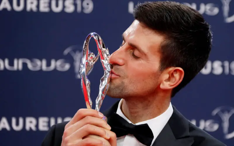 Novak Djokovic mentre celebra la vittoria per lo Sportsman of the Year Laureus Award.