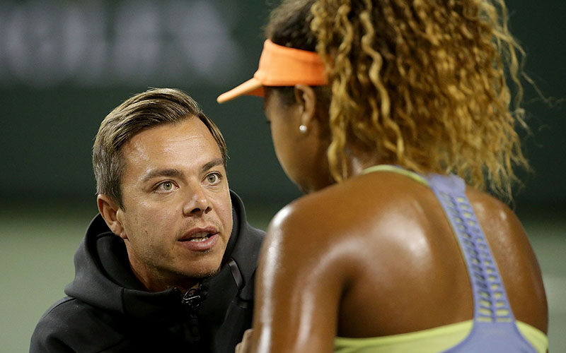 INDIAN WELLS, CA - MARCH 11:  Naomi Osaka of Japan talks with her coach Sascha Bajin while playing Sachia Vickery during the BNP Paribas Open on March 11, 2018 at the Indian Wells Tennis Garden in Indian Wells, California.  (Photo by Jeff Gross/Getty Images)