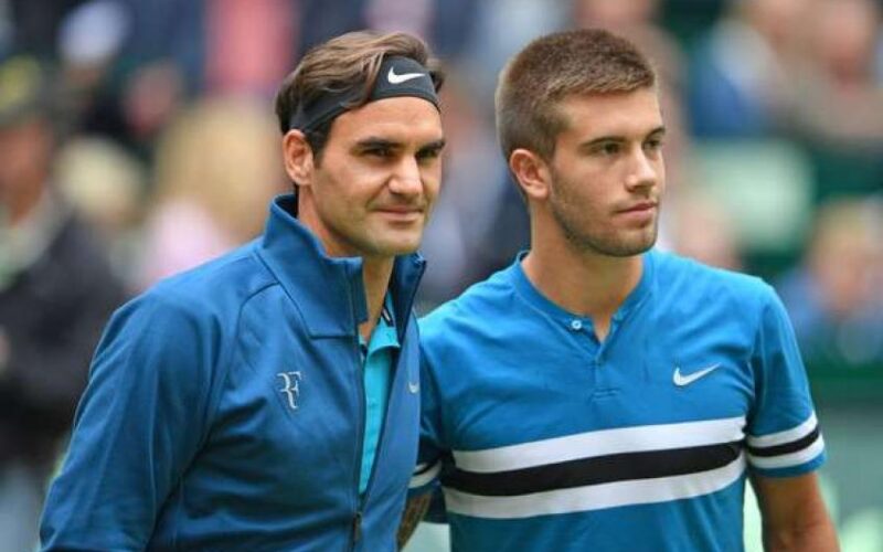 Roger Federer e Borna Ćorić durante la finale di Halle nel 2018.