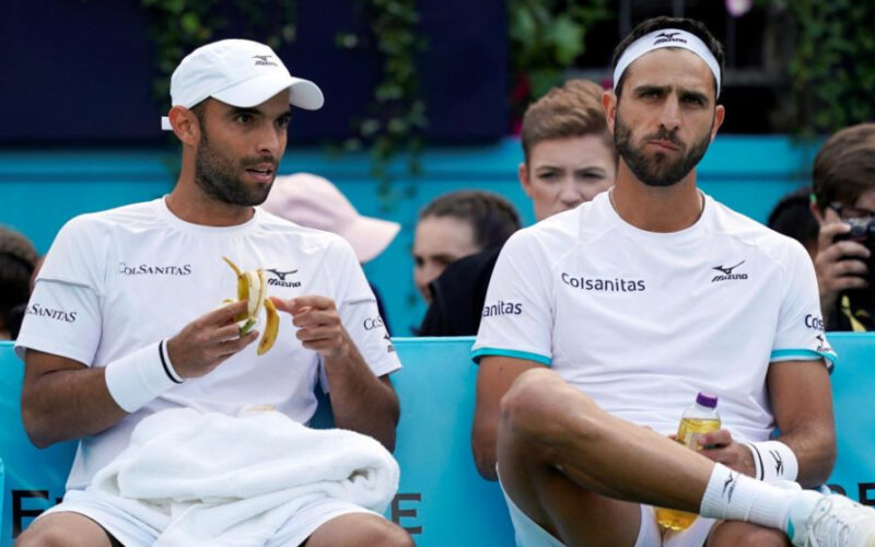 WOL005. LONDRES (REINO UNIDO), 20/06/2019.- La dupla de colombianos Robert Farah (d) y Juan Sebastian Cabal (i) se toman un descanso mientras enfrentan a la dupla conformada por el brit�nico Andy Murray y el espa�ol Feliciano L�pez este jueves, durante el Fever Tree Championship de tenis, en el Queen's Club de Londres (Reino Unido). EFE/ Will Oliver