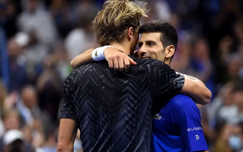 Novak Djokovic abbraccia Alexander Zverev dopo la vittoria in semifinale agli US Open 2021 (Garrett Ellwood/USTA)