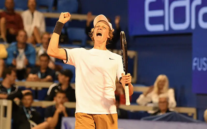 Jannik esulta dopo aver battuto Monfils nel 2019