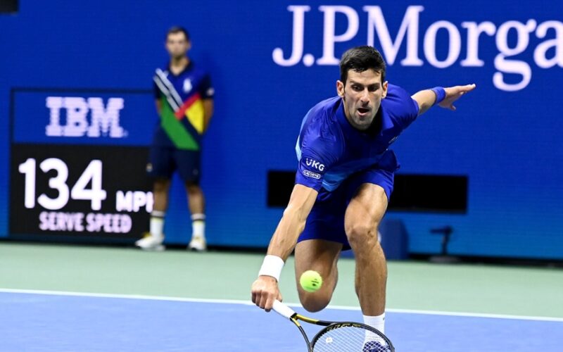 Novak Djokovic durante le semifinali degli US Open 2021 (Garrett Ellwood/USTA)