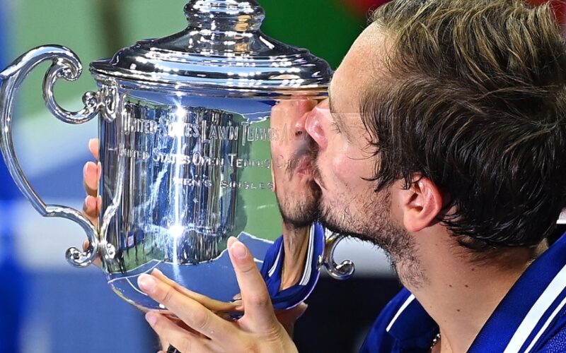 Daniil Medvedev che bacia il trofeo degli US Open 2021 appena vinti (Pete Staples/USTA)
