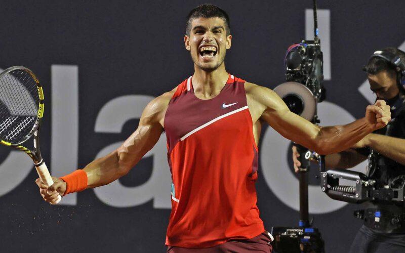 Carlos Alcaraz esulta dopo la vittoria nell'ATP 500 di Rio De Janeiro, ATP