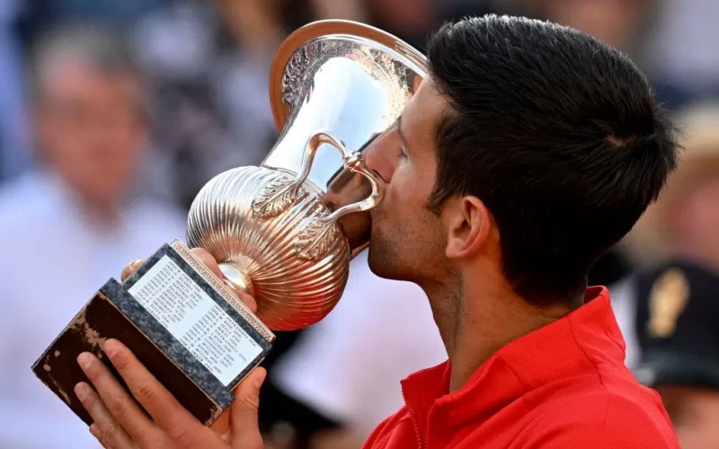Novak Djokovic alza il trofeo per la sesta volta. Photo credits: Internazionali BNL d'Italia (sito ufficiale)