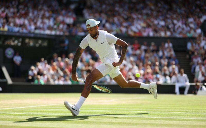 Kyrgios esegue un tweener nella finale di Wimbledon 2022. credits: AELTC/ Simon Bruty