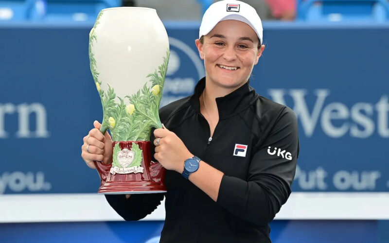 Ashleigh-Barty-con-il-trofeo-WTA-Cincinnati-2021-via-Twitter-@CincyTennis