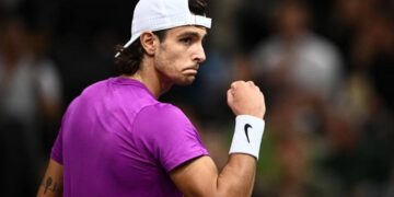 ATP 1000 Parigi, ottavi di finale: Musetti batte in rimonta Ruud, Auger mette fine alla carriera di Simon. Avanti Alcaraz e Djokovic