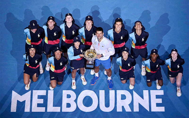 Djokovic posa insieme ai raccattapalle dopo il suo decimo titolo a Melbourne.
Credit: https://ausopen.com/