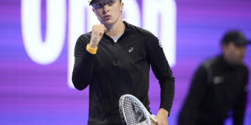 Iga Swiatek batte Jessica Pegula e trionfa a Doha