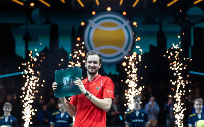 Medvedev con il trofeo di Rotterdam 2023.
Credit: https://twitter.com/abnamroopen