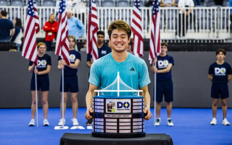 Wu Yibing con il trofeo di Dallas
Credit: https://www.dallasopen.com