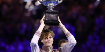 Pagelle Australian Open: Jannik Sinner, Tennis Is Coming Home. Neanche Djokovic è eterno
