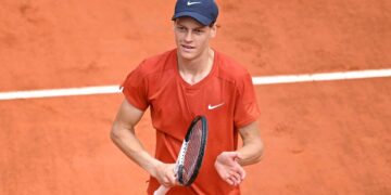 Jannik Sinner vince e convince. In semifinale la super sfida contro Alcaraz