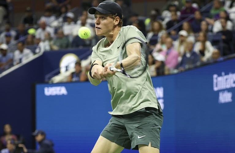 Jannik Sinner hits a backhand during a men's singles match at the 2024 US Open on Monday, Sep. 2, 2024 in Flushing, NY. (Simon Bruty/USTA)