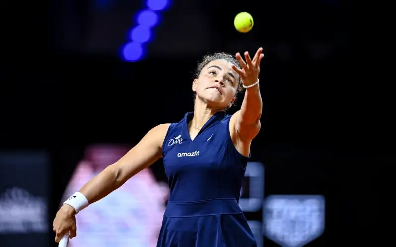 APRIL 15, 2025, STUTTGART, GERMANY: JASMINE PAOLINI (ITALY) IN AKTION, AM BALL, EINZELAKTION BEI DEM SPIEL ZWISCHEN EVA LYS (GERMANY) VS JASMINE PAOLINI (ITALY) WAEHREND DES PORSCHE TENNIS GRAND PRIX STUTTGART 2025, DAY 2 IN DER PORSCHE ARENA AM 15. APRIL 2025 IN STUTTGART, DEUTSCHLAND. (FOTO VON HARRY LANGER/DEFODI IMAGES) ..JASMINE PAOLINI (ITALY) CONTROLS THE BALL AT THE MATCH BETWEEN EVA LYS (GERMANY) VS JASMINE PAOLINI (ITALY) DURING THE PORSCHE TENNIS GRAND PRIX STUTTGART 2025, DAY 2 AT PORSCHE ARENA ON APRIL 15, 2025 IN STUTTGART, GERMANY. (PHOTO BY HARRY LANGER/DEFODI IMAGES) SAISON, 2025, FRAUEN, WOMEN, TENNIS, SPORT, GERMANY, DEUTSCHLAND, DEU, CONTROLS, THE, BALL, NOGI, IN, AKTION, EINZELAKTION, SINGLE, ACTION, ONE, PERSON, EINE, AM, FREISTELLER, KONTROLLIERT, DEN,