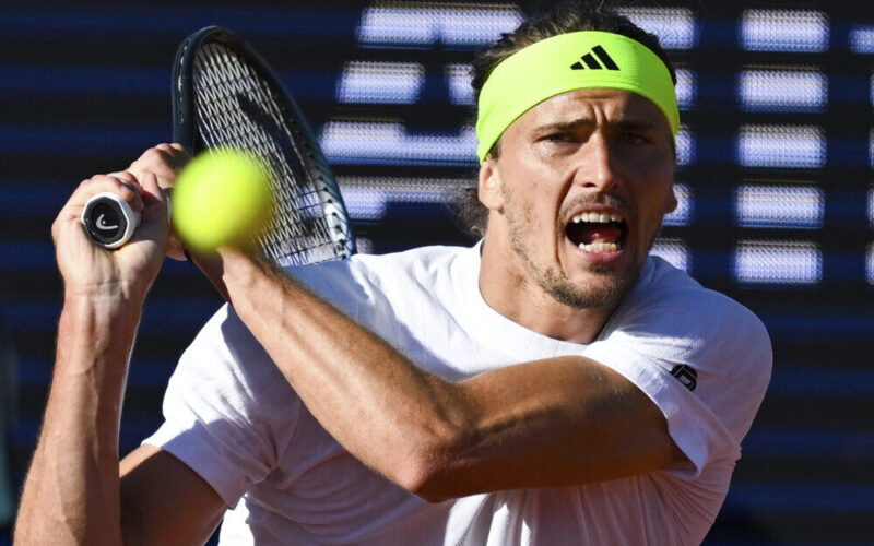 Germany's Alexander Zverev returns to Hungary's Fabian Marozsan during the men's singles semi final tennis match at the ATP Tour in Munich, Germany, Saturday, April 19, 2025. (Sven Hoppe/dpa via AP) 


Associated Press / LaPresse
Only italy and Spain