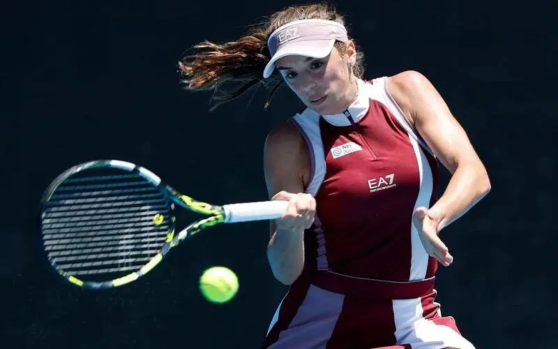 MELBOURNE, AUSTRALIA - JANUARY 13: Lucia Bronzetti of Italy plays a forehand against Victoria Azarenka in the Women's Singles First Round match during day two of the 2025 Australian Open at Melbourne Park on January 13, 2025 in Melbourne, Australia. (Photo by Daniel Pockett/Getty Images)