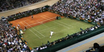 Tennis e superfici: come cambia il gioco tra terra, erba e cemento