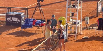 Marta Kostyuk stringe la mano a Daria Kasatkina, dopo il suo cambio di nazionalità