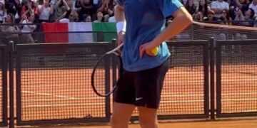 Emozioni e spettacolo al Foro Italico: Sinner si ferma ad ammirare le Frecce Tricolori