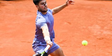 Alcaraz brilla a Roma: esordio vincente e segnali di forma ritrovata