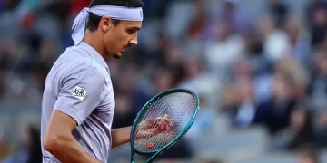 Sonego sfiora l’impresa nella notte parigina: Shelton lo rimonta al quinto set in un match epico