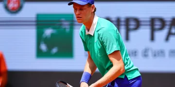 “Forza Luigi!”: Sinner conquista il Roland Garros (e i social) con un outfit da videogame