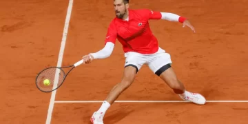 Djokovic parte col piede giusto al Roland Garros: “Belle emozioni, ma che fatica col tempo!”