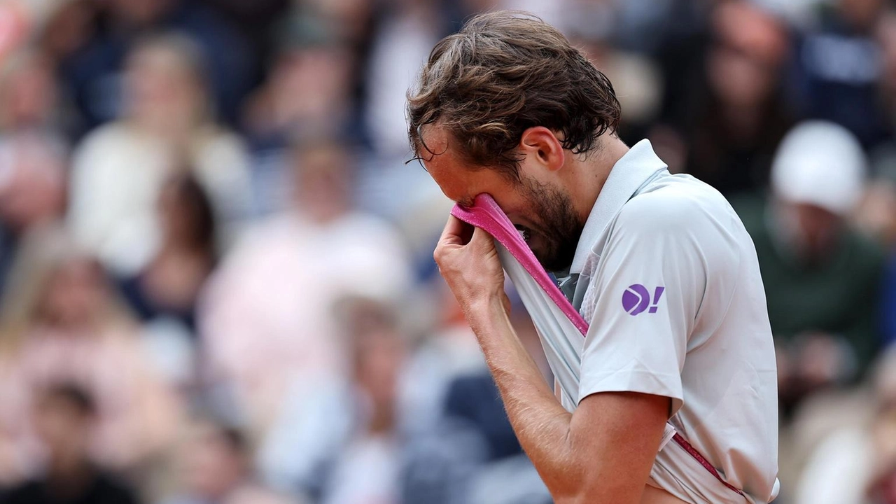 roland-garros-medvedev-eliminato-al-primo-turno[1]