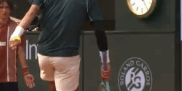 Roland Garros, Musetti rischia grosso colpendo involontariamente un giudice di linea (VIDEO)