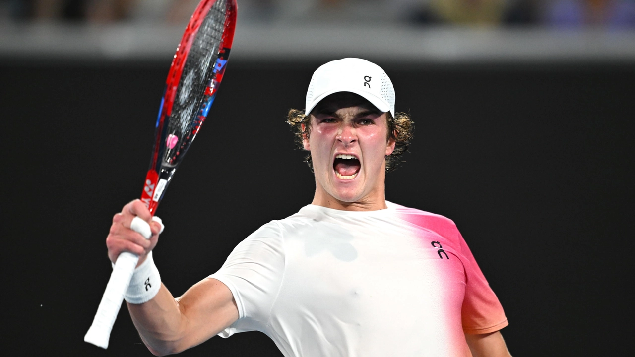 joao-fonseca-18-anni-festeggia-la-vittoria-contro-rublev-al-primo-turno-degli-australian-open[1]